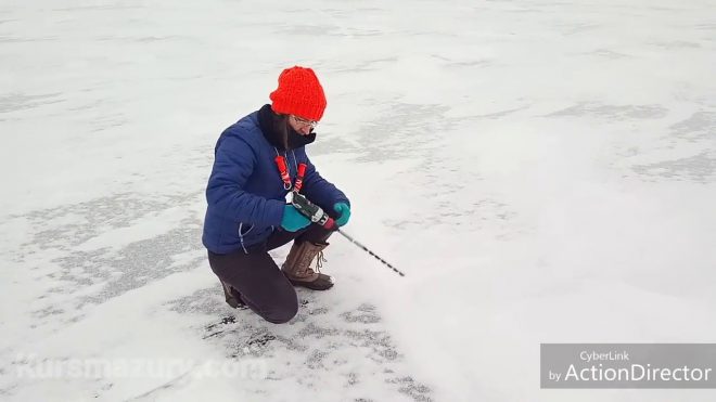 Pomiar grubości lodu na jeziorze
