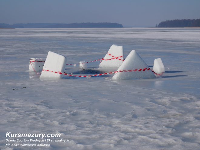 mazury zimą lód bezpieczeństwo ratownictwo lodowe warunki rozpoznanie lodowe jezioro Kisajno Giżycko czartery jachtów rejsy obozy kursmazury
