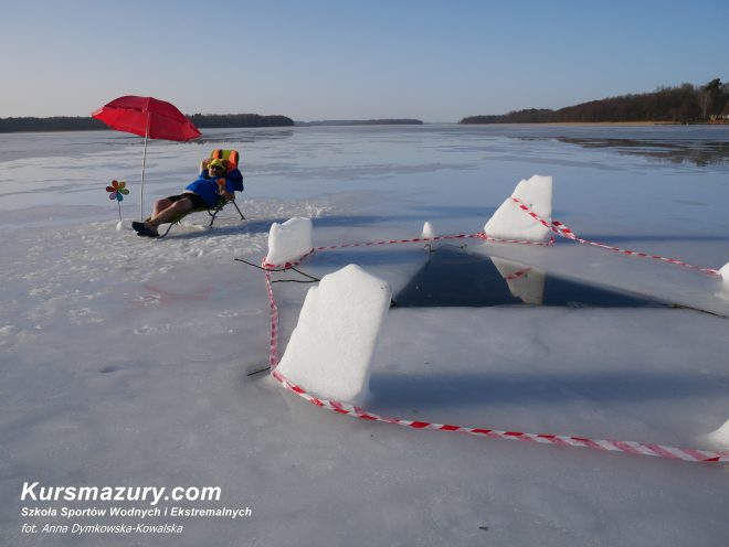 mazury zimą lód bezpieczeństwo ratownictwo lodowe warunki rozpoznanie lodowe jezioro Kisajno Giżycko czartery jachtów rejsy obozy kursmazury plaża na lodzie na leżaku i słońcu